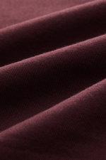 Nahaufnahme der bordeauxfarbenen Baumwoll-Gabardine des 04651/ A trip in a bag Casual Hemd 'Winter Cotton' Kent-Kragen mit weichem Griff.