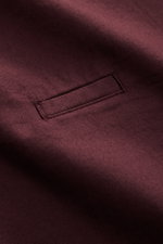 Nahaufnahme der kleinen Leistentasche des 04651/ A trip in a bag Casual Hemd 'Winter Cotton' Kent-Kragen bordeaux aus weicher Baumwoll-Gabardine.