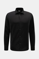 Frontale Nahaufnahme des schwarzen 04651/ A trip in a bag Casual Hemd 'Winter Cotton' mit Kent-Kragen, Baumwoll-Gabardine, Regular Fit, französischer Knopfleiste, kleiner Leistentasche, klassischer Sportmanschette und leicht gerundetem Saumverlauf.