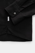 Schwarzes 04651/ A trip in a bag Casual Hemd 'Winter Cotton' mit Kent-Kragen, französischer Knopfleiste und Sportmanschette, Detailaufnahme von oben.