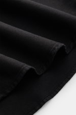 Nahaufnahme des schwarzen 04651/ A trip in a bag Casual Hemd 'Winter Cotton' mit Kent-Kragen, Baumwoll-Gabardine, weichem Griff und feiner Textur.