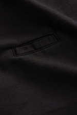 Nahaufnahme des schwarzen 04651/ A trip in a bag Casual Hemd 'Winter Cotton' Kent-Kragen mit Baumwoll-Gabardine, weichem Griff und kleiner Leistentasche.