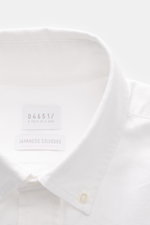 Nahaufnahme des weißen 04651/ A trip in a bag Oxford-Hemd 'Selvedge Shirt' mit japanischem Selvedge-Oxford, strukturierter Haptik, Oversized Fit, Button-Down-Kragen, Knopfleiste, Leistentasche, Selvedge-Details, klassischer Sportmanschette und leicht geru