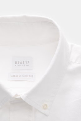 Nahaufnahme des weißen 04651/ A trip in a bag Oxford-Hemd 'Selvedge Shirt' mit japanischem Selvedge-Oxford, strukturierter Haptik, Oversized Fit, Button-Down-Kragen, Knopfleiste, Leistentasche, Selvedge-Details, klassischer Sportmanschette und leicht geru