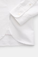 04651/ A trip in a bag Oxford-Hemd 'Selvedge Shirt' weiß, Detailaufnahme von Manschette und Saum, japanischer Selvedge-Oxford, Button-Down-Kragen, Oversized Fit, Knopfleiste, Leistentasche, Sportmanschette, leicht strukturierte Haptik, gerundeter Saum