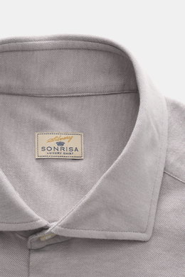 Close-up front view of the Sonrisa Jersey shirt shark collar grey showcasing soft cotton-lyocell fabric and detailed stitching.

<p>Comfort meets style: This jersey model in a soft cotton-lyocell blend by SONRISA adds a touch of elegance to any smart-casu