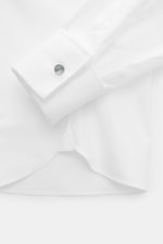 Close-up top-down view of the cuff of the Brunello Cucinelli Casual Shirt Shark Collar White showing pure cotton gabardine fabric and mother-of-pearl button.

Description: 
<p>Timeless sophistication: The BRUNELLO CUCINELLI shirt combines pure cotton gaba