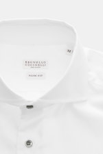 Close-up front view of the Brunello Cucinelli Casual Shirt Shark Collar White in pure cotton gabardine with contrasting mother-of-pearl buttons.

<p>Timeless sophistication: The BRUNELLO CUCINELLI shirt combines pure cotton gabardine with elegant restrain