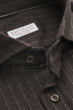 Nahaufnahme aus schräger Perspektive des graubraun gestreiften Brunello Cucinelli Jersey-Hemd Haifisch-Kragen mit Knöpfen, Nadelstreifenmuster, weichem Woll-Mix-Jersey und klassischer Sportmanschette.