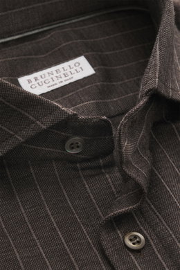 Nahaufnahme aus schräger Perspektive des graubraun gestreiften Brunello Cucinelli Jersey-Hemd Haifisch-Kragen mit Knöpfen, Nadelstreifenmuster, weichem Woll-Mix-Jersey und klassischer Sportmanschette.
