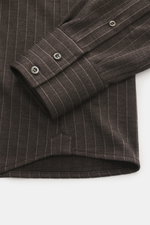 Brunello Cucinelli Jersey-Hemd Haifisch-Kragen graubraun gestreift, Nadelstreifen, weicher Woll-Mix, Sportmanschette, Knopfleiste, Detailaufnahme Ärmel und Saum.