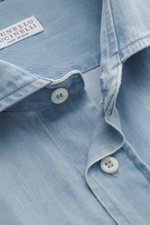 Brunello Cucinelli Casual Hemd Haifisch-Kragen hellblau, Detailaufnahme von oben, reine Baumwolle, feine Twill-Struktur, weicher Griff, Regular Fit, aufgesetzte Knopfleiste, klassische Sportmanschette, gerundeter Saumverlauf.