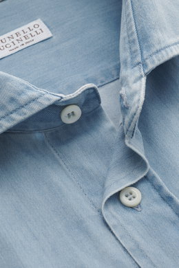 Brunello Cucinelli Casual Hemd Haifisch-Kragen hellblau, Detailaufnahme von oben, reine Baumwolle, feine Twill-Struktur, weicher Griff, Regular Fit, aufgesetzte Knopfleiste, klassische Sportmanschette, gerundeter Saumverlauf.