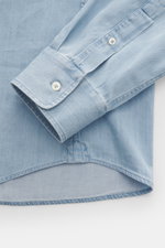 Close-up from above of the sleeve and hem of the Brunello Cucinelli Casual Shirt Shark Collar Light Blue, pure cotton, fine twill structure, soft touch, regular fit, shark collar, patched button placket, classic sport cuff, rounded hemline.
