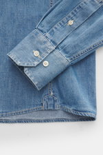 Brunello Cucinelli Jeanshemd Haifisch-Kragen rauchblau, Detailaufnahme von Manschette und Saum, reine Baumwolle, Slim Fit, Western-Stil.