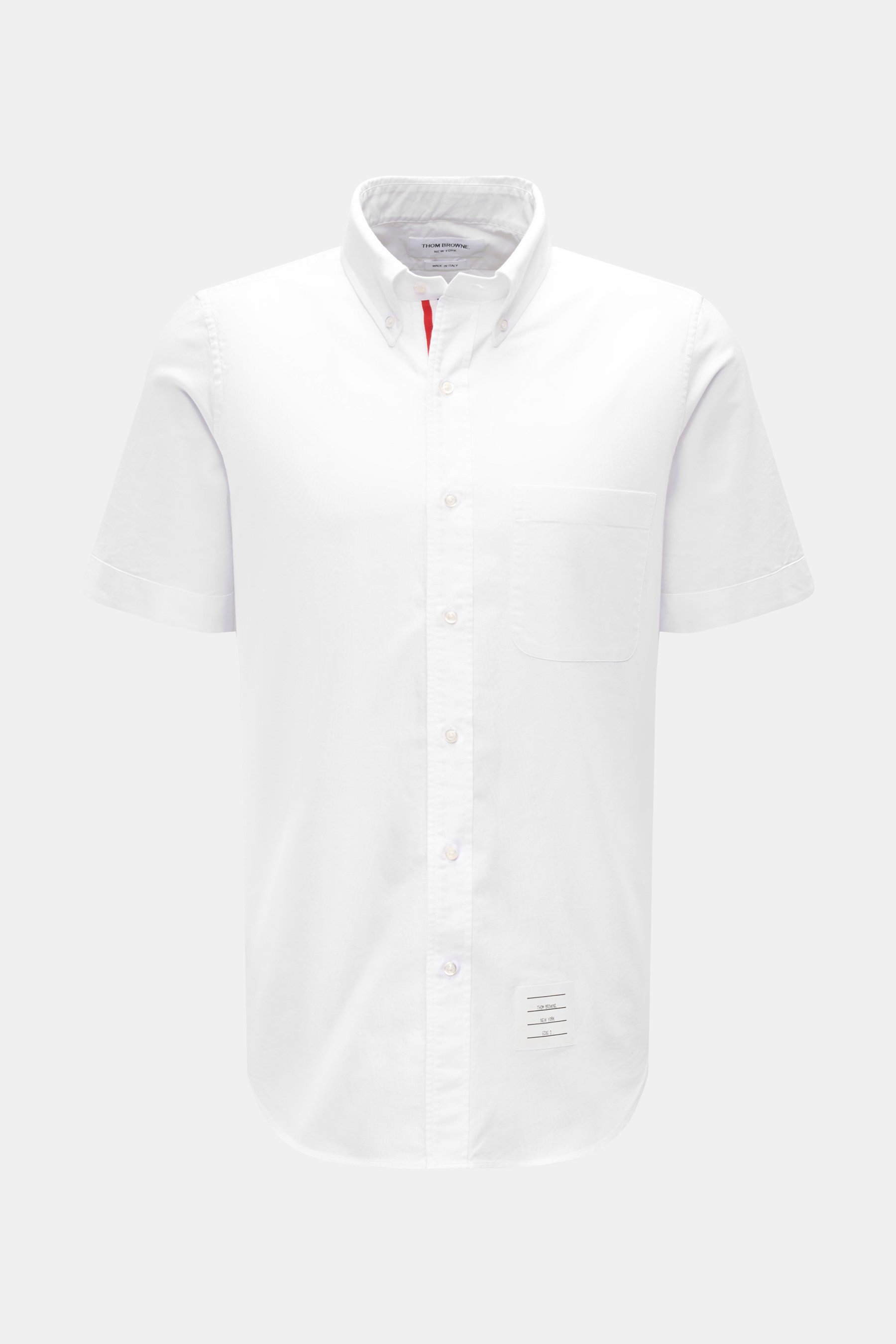 Thom Browne Kurzarmhemd Button-Down-Kragen weiß, Frontansicht, Oxford-Baumwolle, Regular Fit, Brusttasche, Knopfleiste, weicher Griff, leicht gerundeter Saum.
