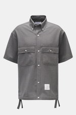 Thom Browne Seersucker-Kurzarmhemd Button-Down-Kragen dunkelgrau, strukturiert, Oversized-Fit, Knopfleiste, Brusttaschen, Saum regulierbar, Frontansicht.