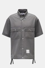 Thom Browne Seersucker-Kurzarmhemd Button-Down-Kragen dunkelgrau, strukturiert, Oversized-Fit, Knopfleiste, Brusttaschen, Saum regulierbar, Frontansicht.