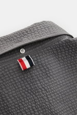 Thom Browne Seersucker-Kurzarmhemd Button-Down-Kragen dunkelgrau in Nahaufnahme von hinten, strukturierte Wolle mit markantem Weblabel.