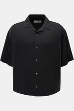 Ami Paris Kurzarmhemd 'Boxy' Kubanischer Kragen schwarz, Frontansicht, Oversized Fit, weiche Viskose, französische Knopfleiste, Logo-Stitching, gerundeter Saum.