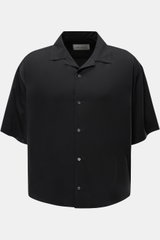 Ami Paris Kurzarmhemd 'Boxy' Kubanischer Kragen schwarz, Frontansicht, Oversized Fit, weiche Viskose, französische Knopfleiste, Logo-Stitching, gerundeter Saum.