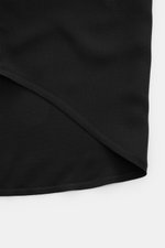 Ami Paris Kurzarmhemd 'Boxy' Kubanischer Kragen schwarz, Detailaufnahme des gerundeten Saumverlaufs aus weicher Viskose mit französischer Knopfleiste.