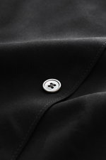 Nahaufnahme des schwarzen Ami Paris Kurzarmhemds "Boxy" mit kubanischem Kragen, französischer Knopfleiste, Logo-Stitching und gerundetem Saum aus weicher Viskose.