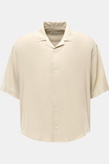 Ami Paris Kurzarmhemd 'Boxy' Kubanischer Kragen sand, Frontansicht, Oversized Fit, reine Viskose, weicher Griff, Logo-Stitching, gerundeter Saum.