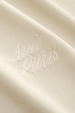 Alt-Tag (124 Zeichen):
Nahaufnahme des sandfarbenen Ami Paris Kurzarmhemds 'Boxy' Kubanischer Kragen mit Logo-Stitching aus reiner Viskose, weicher Griff.