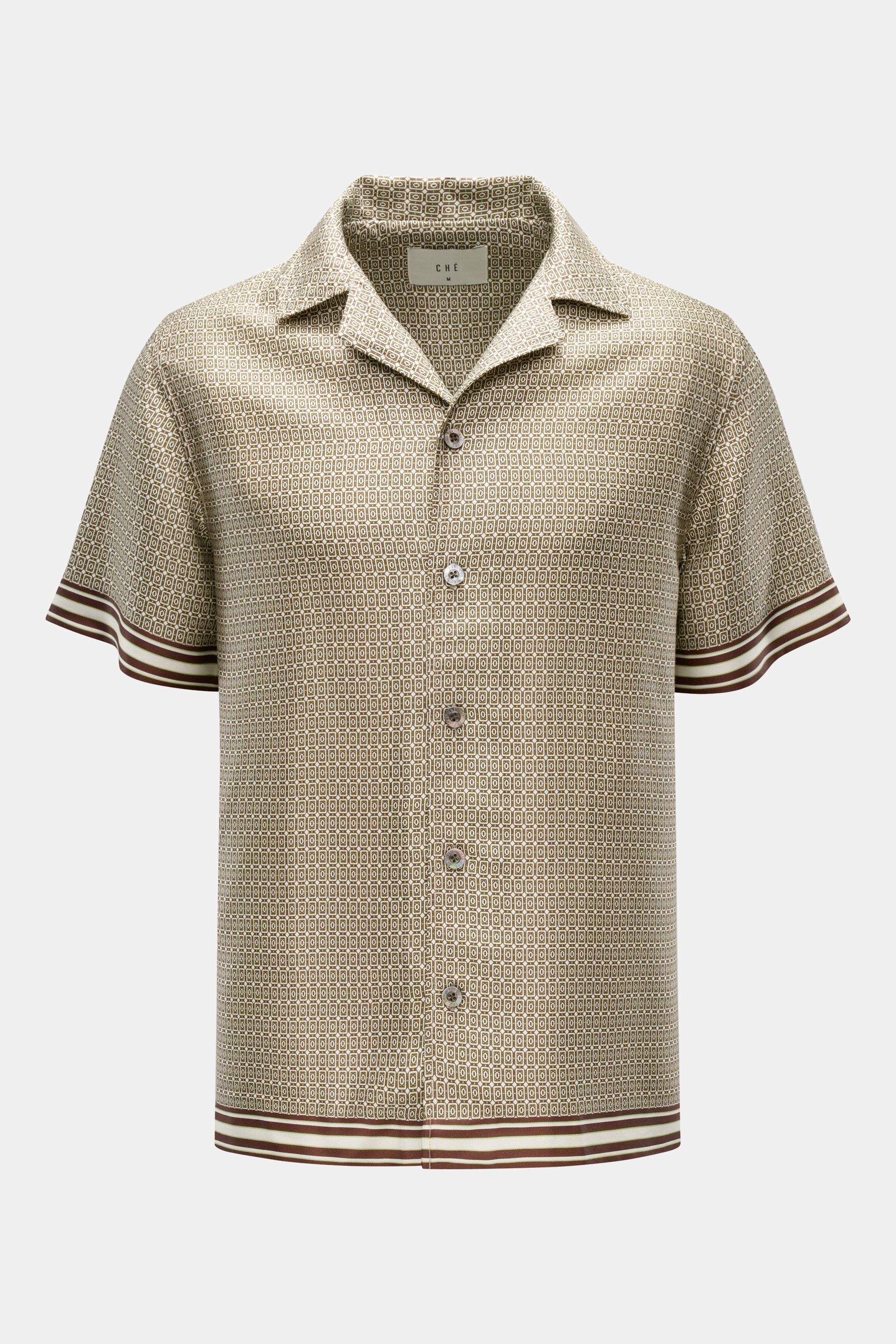 Ché Kurzarmhemd 'Lucena' Offener Kragen grün/braun gemustert, ornamentaler Print, Oversized Fit, Lyocell, glatter Griff, frontale Nahaufnahme.