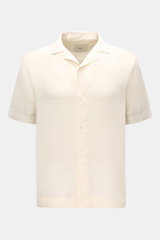 Front view of Ché Short sleeve shirt 'Valbonne' Cuban collar cream in oversized fit, pure viscose, French button placket, contrasting sleeve cuffs.

Description: The short sleeve shirt 'Valbonne' by CHÉ encapsulates summery nonchalance: Oversized fit, w