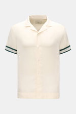 Front view of Ché Short sleeve shirt 'Valbonne' Cuban collar cream, oversized fit with French button placket, contrasting sleeve cuffs, lightweight viscose fabric. <p>The short sleeve shirt 'Valbonne' by CHÉ encapsulates summery nonchalance: Oversized fit