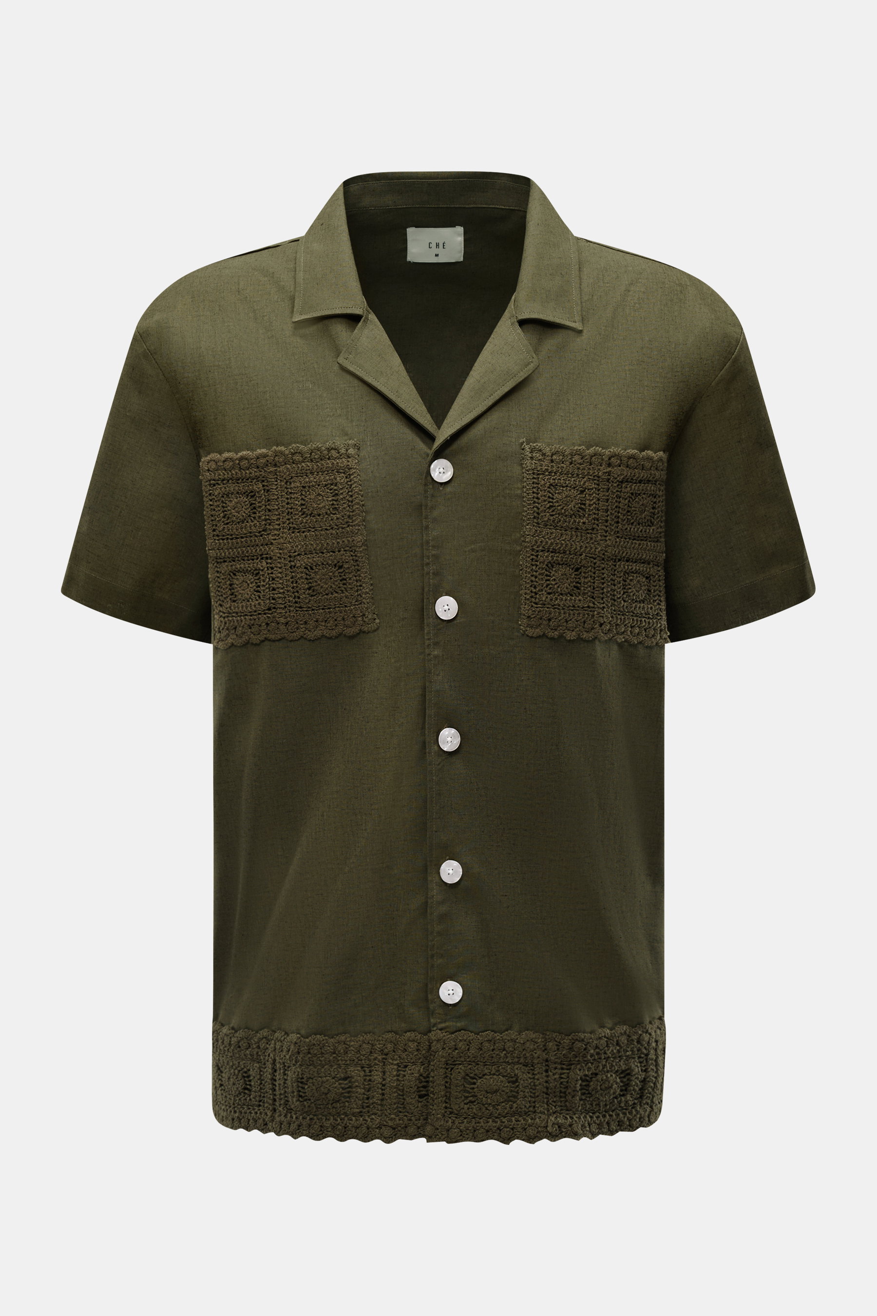 Ché Kurzarmhemd 'Inigo' Offener Kragen dark olive, frontale Nahaufnahme, Leinen-Baumwollmix, Häkel-Details an Brusttaschen und Saum, Oversized Fit.