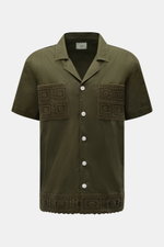 Ché Kurzarmhemd 'Inigo' Offener Kragen dark olive, frontale Nahaufnahme, Leinen-Baumwollmix, Häkel-Details an Brusttaschen und Saum, Oversized Fit.