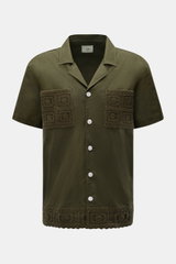 Ché Kurzarmhemd 'Inigo' Offener Kragen dark olive, frontale Nahaufnahme, Leinen-Baumwollmix, Häkel-Details an Brusttaschen und Saum, Oversized Fit.