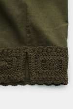 Nahaufnahme des Häkel-Details am Saum des Ché Kurzarmhemds 'Inigo' Offener Kragen dark olive aus Leinen-Baumwoll-Mix, leicht strukturiert.