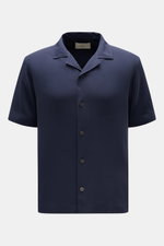 Frontale Nahaufnahme des Ché Kurzarmhemds 'Valbonne' Kubanischer Kragen navy aus fließender, reiner Viskose mit Oversized Fit, französischer Knopfleiste und geradem Saum.