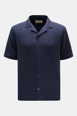 Frontale Nahaufnahme des Ché Kurzarmhemds 'Valbonne' Kubanischer Kragen navy aus fließender, reiner Viskose mit Oversized Fit, französischer Knopfleiste und geradem Saum.