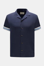 Ché Kurzarmhemd 'Valbonne' Kubanischer Kragen navy, oversized, frontale Ansicht, Viskose, Kontraststreifen innen an Ärmeln, Knopfleiste.