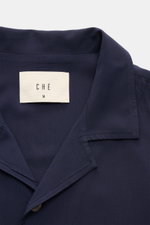 Ché Kurzarmhemd 'Valbonne' Kubanischer Kragen navy, Detailansicht von oben, weiche Viskose, Oversized Fit, französische Knopfleiste, Kontrastärmel.