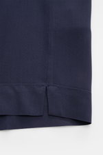 Ché Kurzarmhemd 'Valbonne' Kubanischer Kragen navy, Detailaufnahme Saum mit seitlicher Saumschlitze, reine Viskose, oversized, kubanischer Kragen.