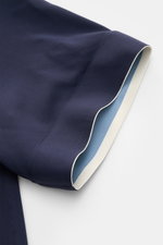 Ché Kurzarmhemd ‚Valbonne‘ Kubanischer Kragen navy, Detailansicht von Ärmel mit Kontraststreifen innen, weiche, fließende Ecovero™-Viskose.
