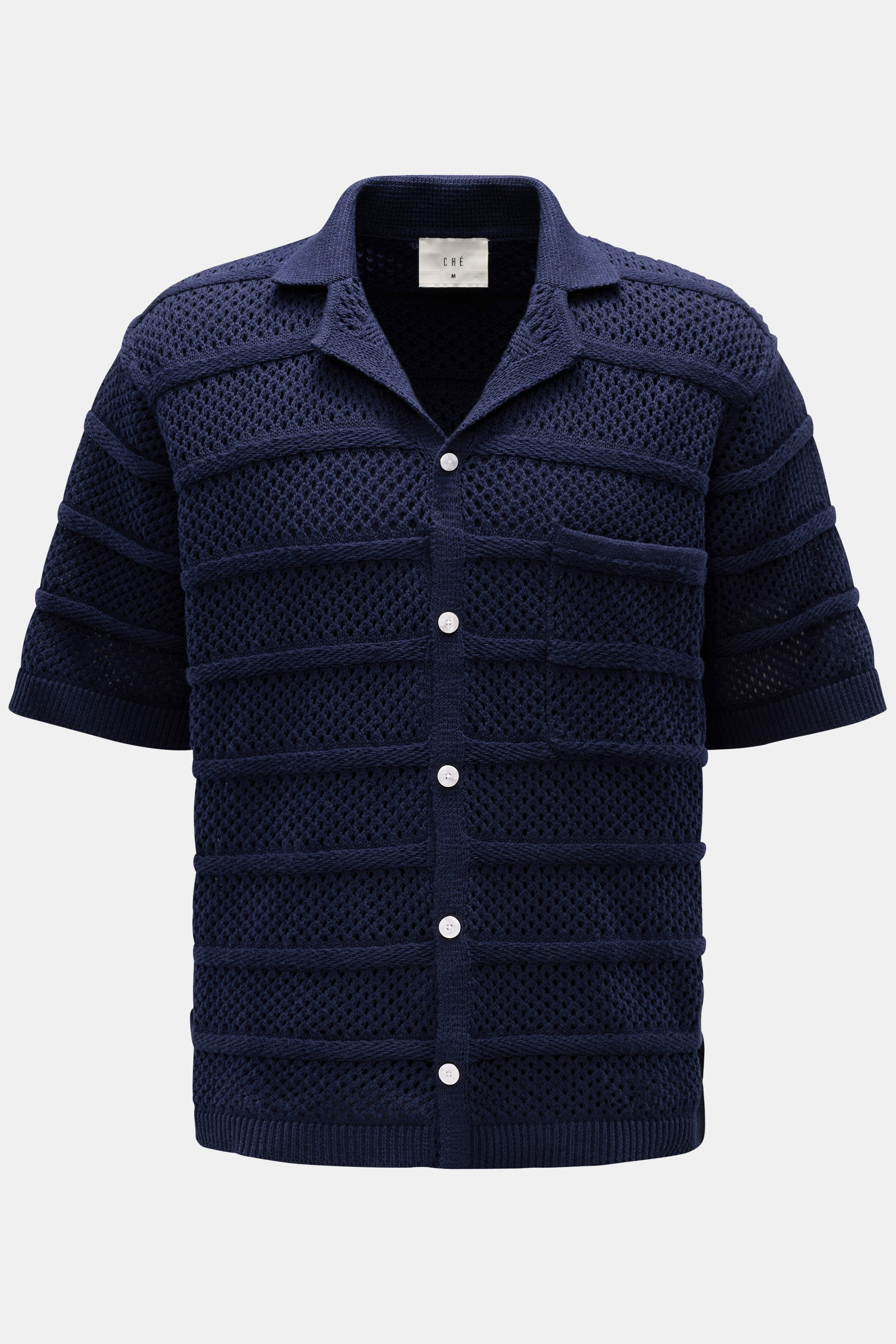 Front view of the Ché Kurzarm-Strickhemd 'Desiderio' Kubanischer Kragen navy, a short-sleeve knit shirt in pure cotton with a coarse, airy pattern, oversized fit, Cuban collar, chest pocket, mother-of-pearl buttons, ribbed cuffs, and straight hem, perfect