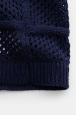 Nahaufnahme des Ché Kurzarm-Strickhemd 'Desiderio' Kubanischer Kragen navy mit grobem, luftigen Strickmuster und Rippbündchen, Detail von unten.