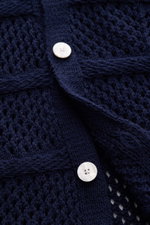 Nahaufnahme des Ché Kurzarm-Strickhemds 'Desiderio' Kubanischer Kragen navy mit grobem Strickmuster, Perlmutt-Knöpfen und Brusttasche.