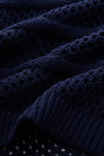 Nahaufnahme des Ché Kurzarm-Strickhemds 'Desiderio' Kubanischer Kragen navy mit grobem, luftigen Strickmuster aus reiner Baumwolle.