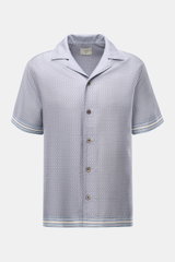 Ché Kurzarmhemd 'Lucena' Kubanischer Kragen rauchblau/offwhite gemustert, frontale Nahaufnahme, Lyocell, Oversized Fit, ornamentales Muster, Saum- und Ärmelsaumstreifen.