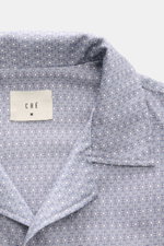 Ché Kurzarmhemd 'Lucena' Kubanischer Kragen rauchblau/offwhite gemustert, Nahaufnahme von Kragen und Label, ornamentaler Print, Lyocell, Oversized Fit.