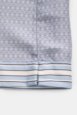 Ché Kurzarmhemd 'Lucena' Kubanischer Kragen rauchblau/offwhite gemustert, Nahaufnahme des ornamentalen Prints und Saums, glattes Lyocell.