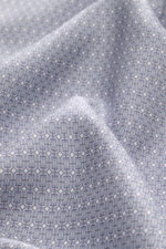 Nahaufnahme des fließenden Stoffes mit ornamentalem Muster des Ché Kurzarmhemds 'Lucena' Kubanischer Kragen rauchblau/offwhite gemustert.